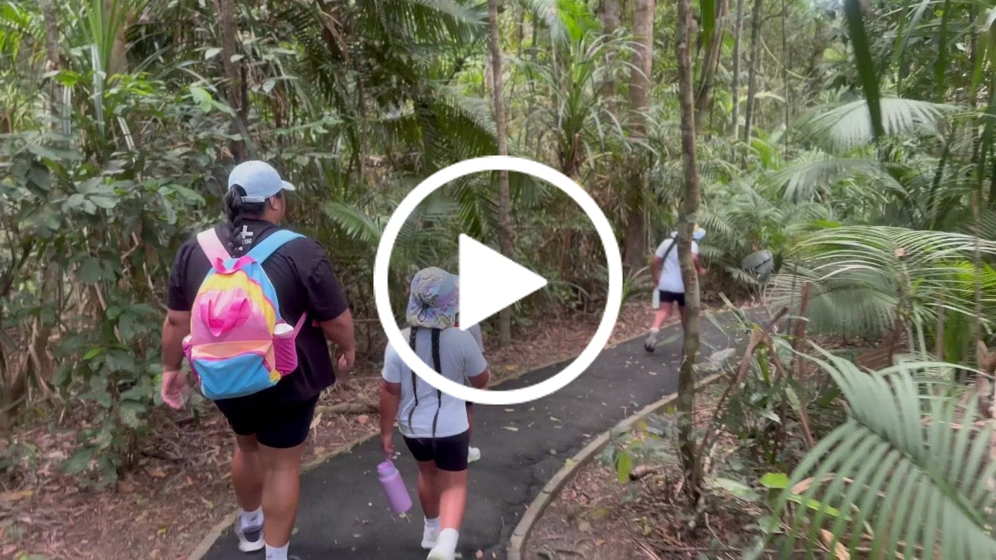 Customer video review of Mum's Pav Wide Brim Surf Hat UPF 50+
