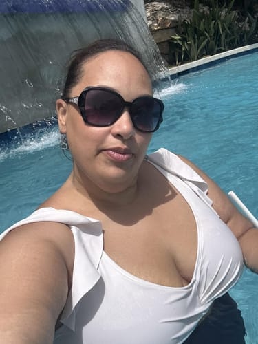 Customer photo review of Emoswim - Damen Badeanzug Rüschen Cut-Out Bademode Schlankmachend Bauchweg V-Ausschnitt Wickel-Bademode