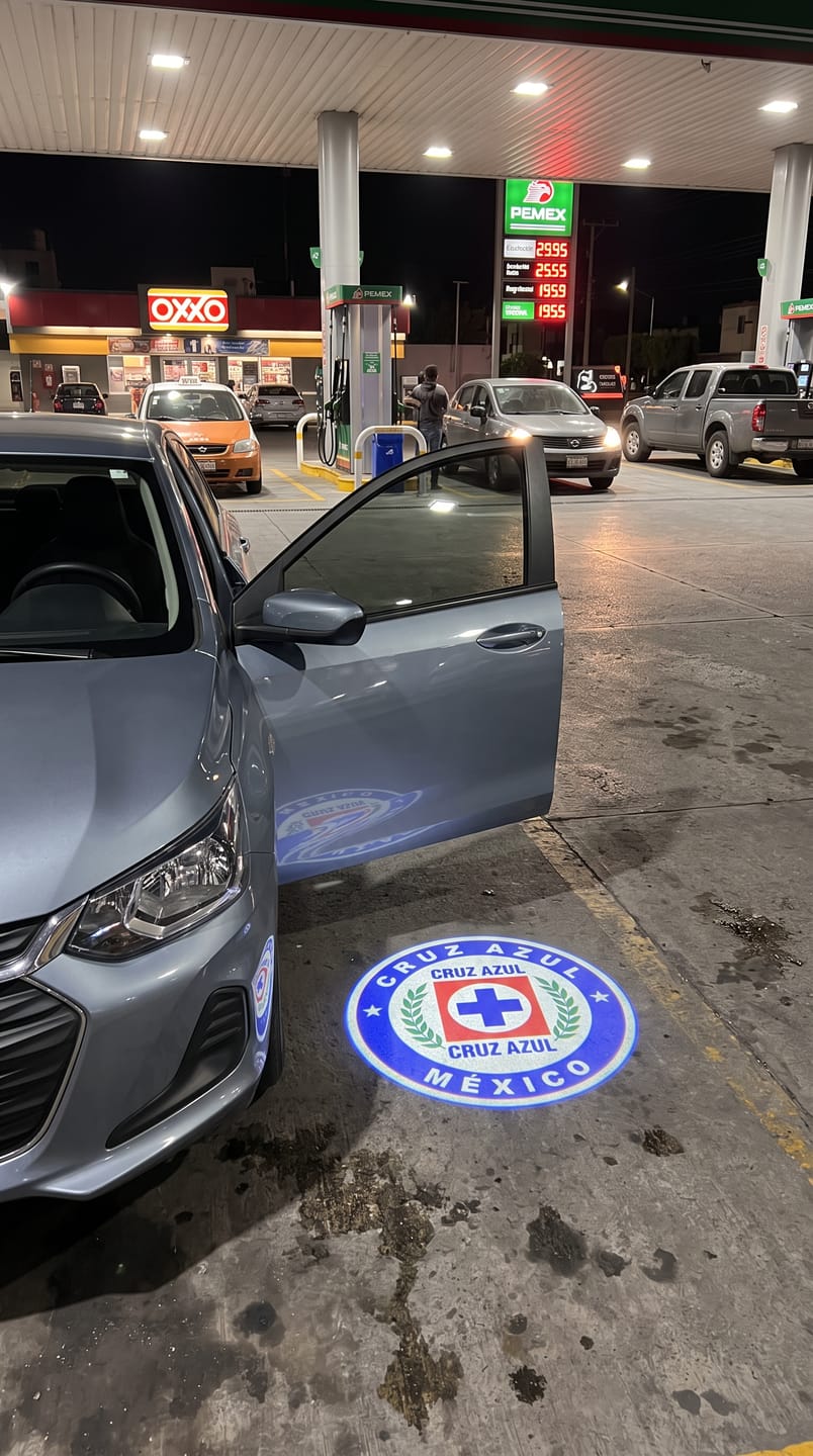 Customer photo review of Proyector para carro de equipo de futbol