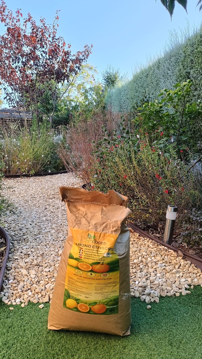Customer photo review of FERTIBONO Abono Cítricos Premium para Limonero y Naranjos, 20-5-11, (20Kg), con Hierro, Calcio, Azufre, Magnesio, y Manganeso - Corrector de Carencias Múltiples