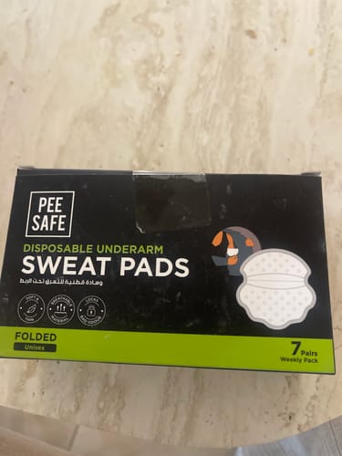 صندوق Pee Safe Disposable Underarm Sweat Pads مغلق بعبوة سوداء تظهر تفاصيل المنتج