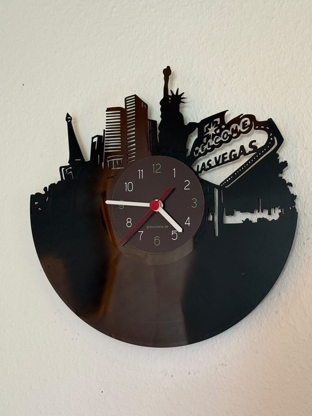 Customer photo review of Wanduhr aus Vinyl Skyline Las Vegas 2017