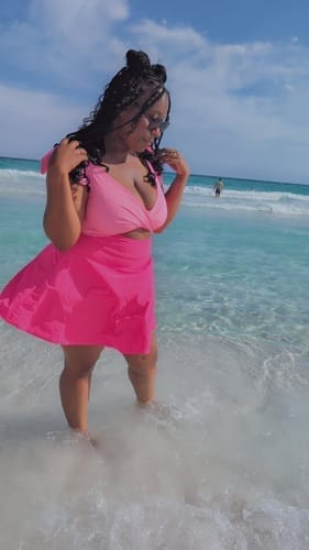 Customer photo review of Emoswim - Damen Badeanzug Rüschen Cut-Out Badekleid Bauchweg V-Ausschnitt Wickel-Bademode
