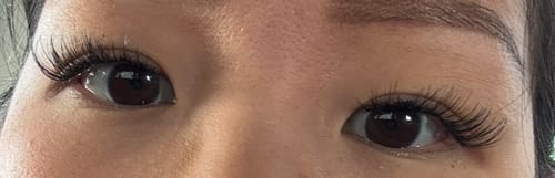 Kundenfoto von The Cat Eye Wimpern, die einen natürlichen, definierten Augenaufschlag zeigen.