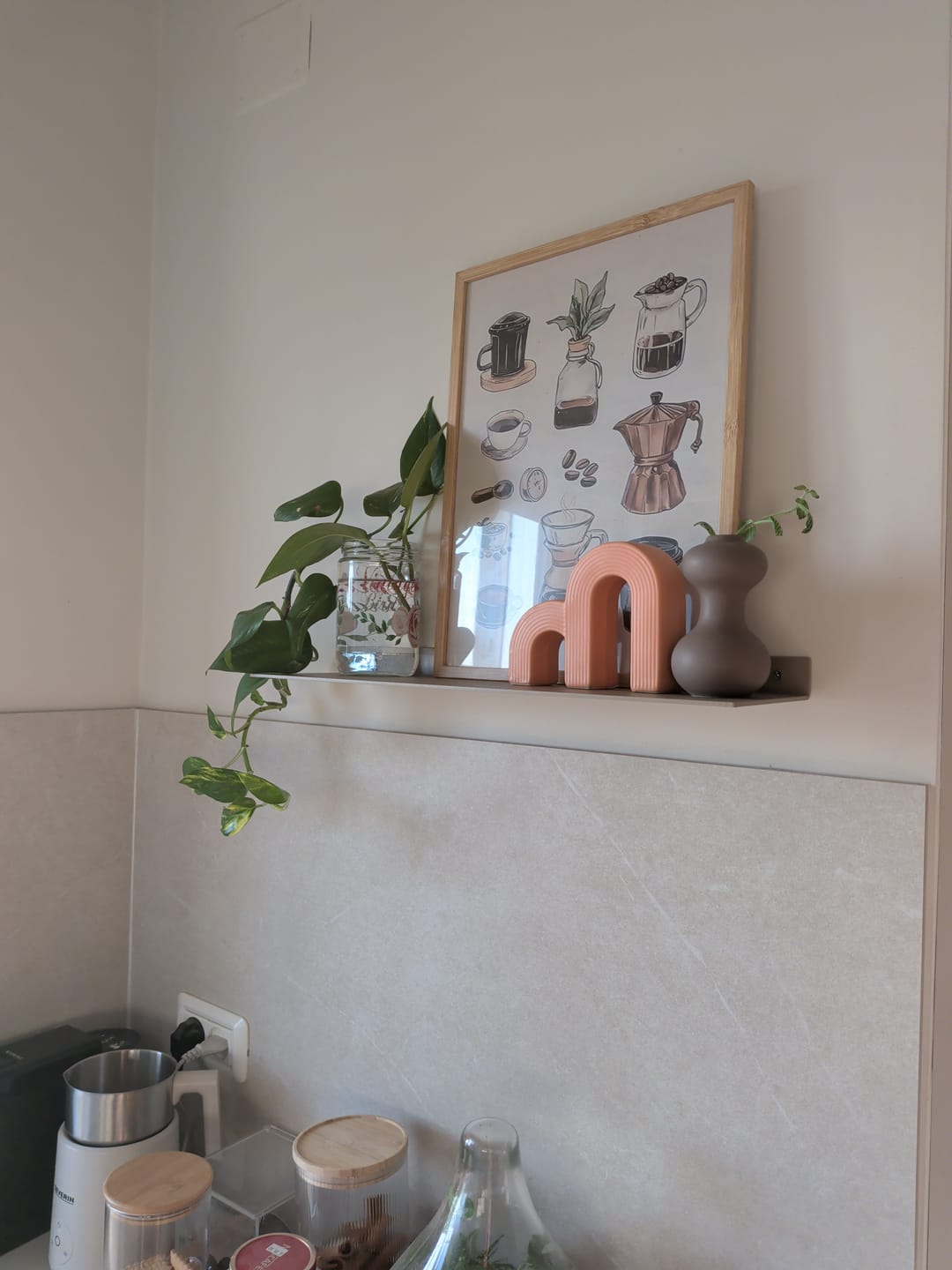 Customer photo review of מדף צף KAV – מדף אלומיניום בעיצוב סקנדינבי נקי