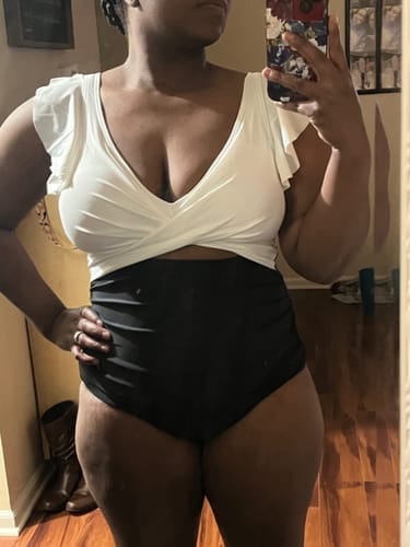 Customer photo review of Emoswim - Damen Badeanzug Rüschen Cut-Out Bademode Schlankmachend Bauchweg V-Ausschnitt Wickel-Bademode
