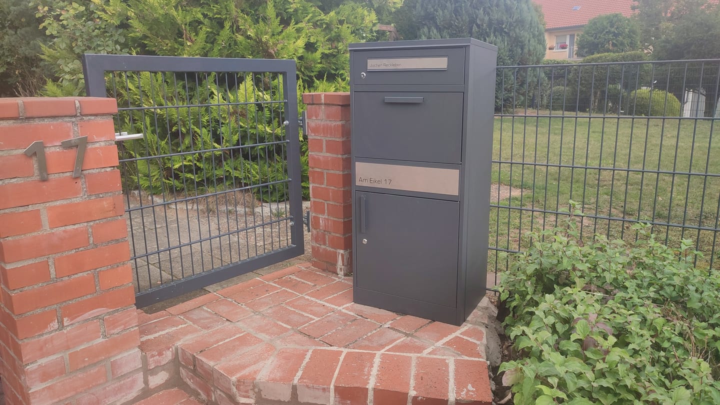 Customer photo review of Paketbox PB1 mit Briefkasten | anthrazit - RAL7016 | personalisiert mit Edelstahl-Schild