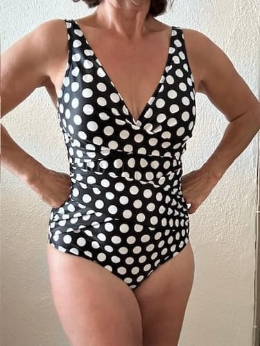 Customer photo review of Emoswim - Bauchweg Badeanzüge für Damen Schlankmachender Einteiler Bademode