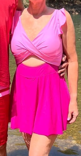 Customer photo review of Emoswim - Damen Badeanzug Rüschen Cut-Out Badekleid Bauchweg V-Ausschnitt Wickel-Bademode