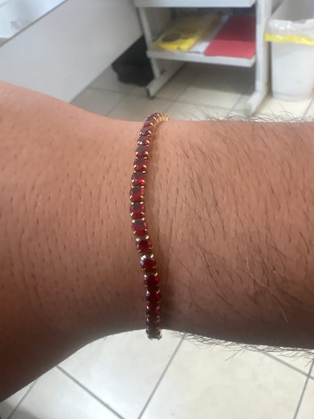 Customer photo review of Bracciale tennis unisex in acciaio dorato e topazi Rossi