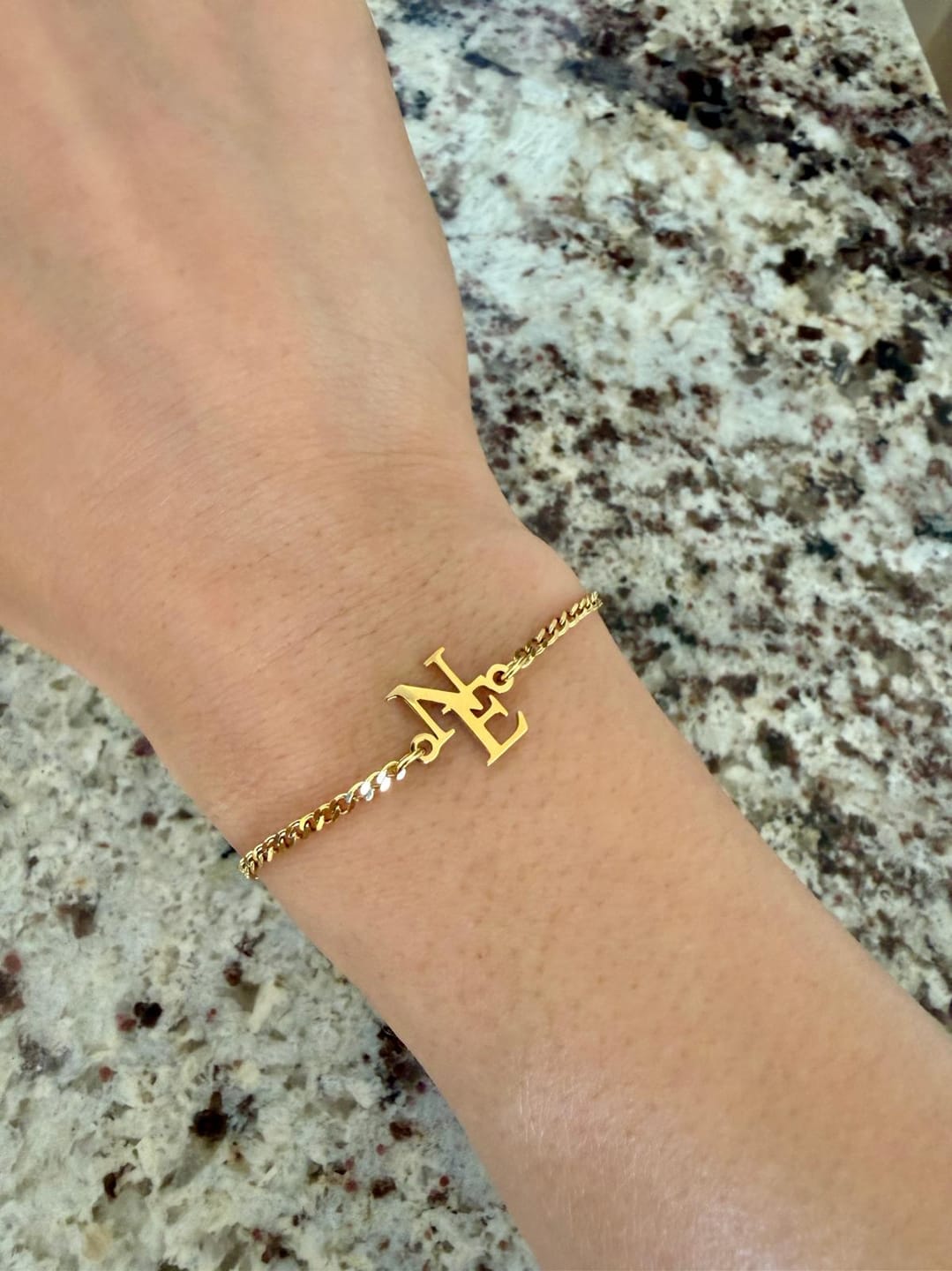 Customer photo review of Verschlungenes Initialen Armband – Personalisiertes Monogramm
