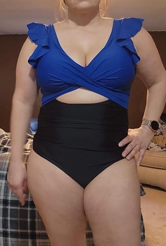 Customer photo review of Emoswim - Damen Badeanzug Rüschen Cut-Out Bademode Schlankmachend Bauchweg V-Ausschnitt Wickel-Bademode