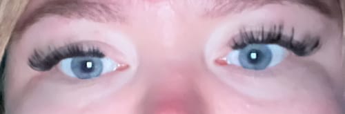 Kundenfoto des SEALER, zeigt die Augenpartie mit applizierten, perfekt sitzenden Lashes.