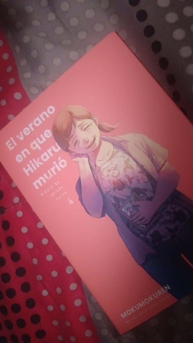 Customer photo review of EL VERANO EN QUE HIKARU MURIÓ, VOL. 04