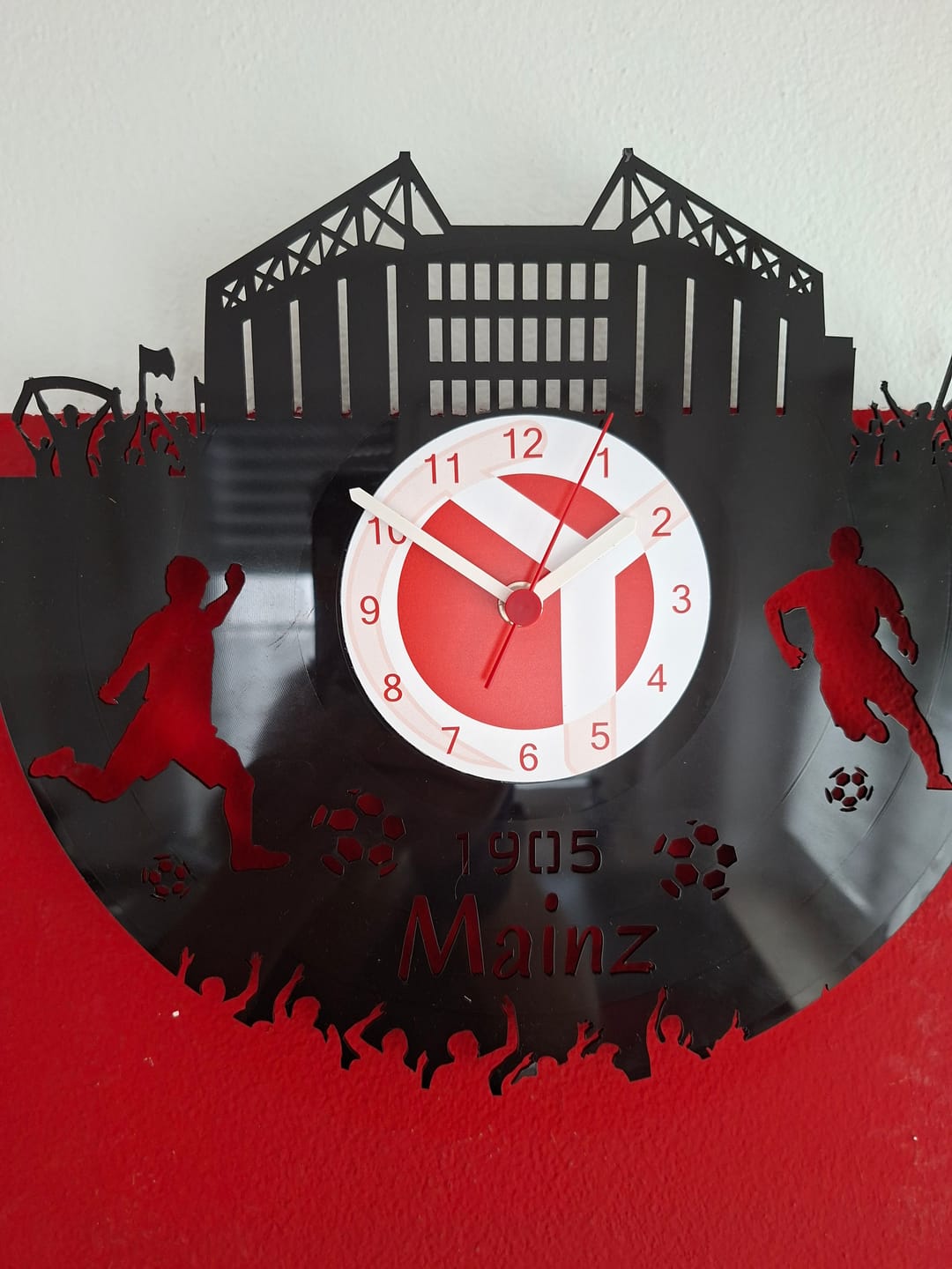 Customer photo review of Fussball Wanduhr aus Vinyl Vereinsliebe Mainz