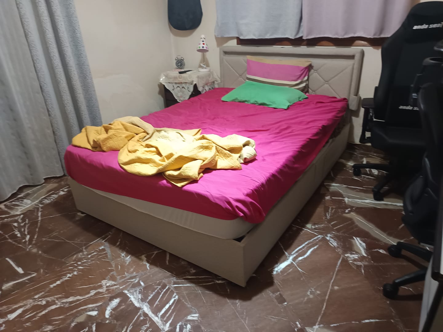 Customer photo review of Σκελετός Διπλού Κρεβατιού 140 x 200 εκ. LED Φωτισμό 4 Συρτάρια Αποθήκευσης Σταθμός Φόρτισης Ρυθμιζόμενο Κεφαλάρι με Επένδυση Κρεβάτι Cappuccino Μπεζ RM-B827LH01