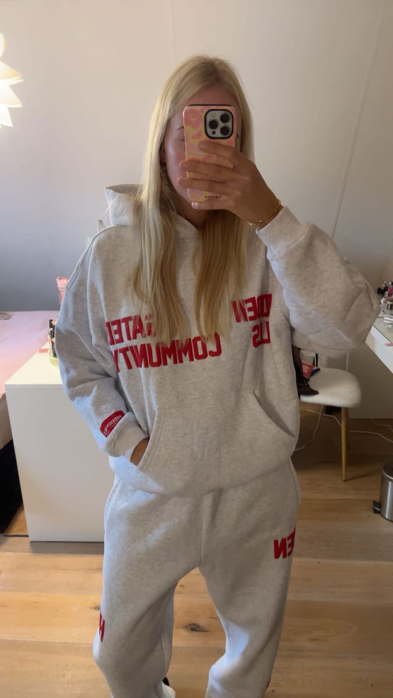 Customer photo review of GATED COMMUNITY HOODIE LIGHT GREY/RED