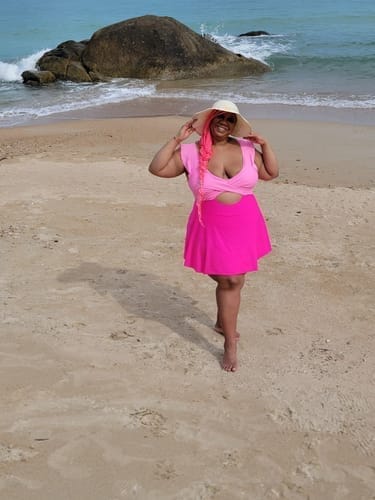 Customer photo review of Emoswim - Damen Badeanzug Rüschen Cut-Out Badekleid Bauchweg V-Ausschnitt Wickel-Bademode