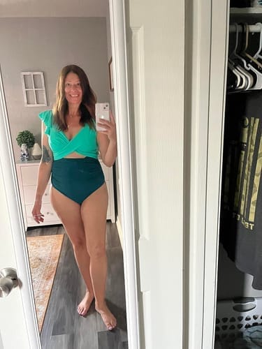 Customer photo review of Emoswim - Damen Badeanzug Rüschen Cut-Out Bademode Schlankmachend Bauchweg V-Ausschnitt Wickel-Bademode