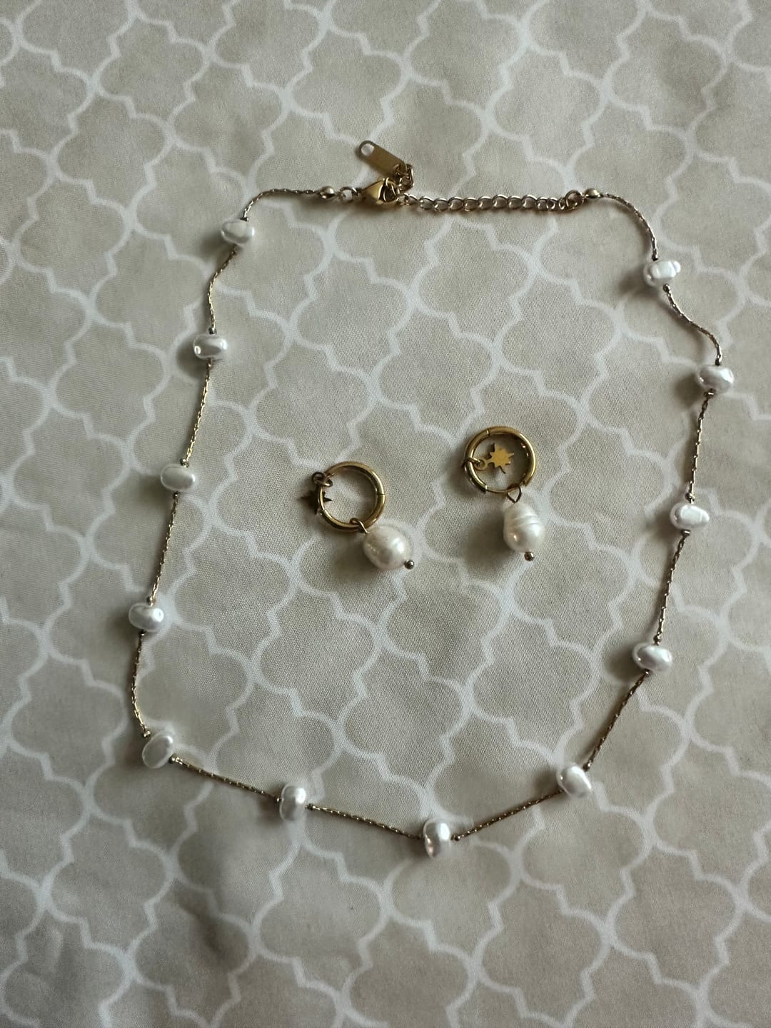 Customer photo review of Par Arracada Con Dije Perla y Estrella