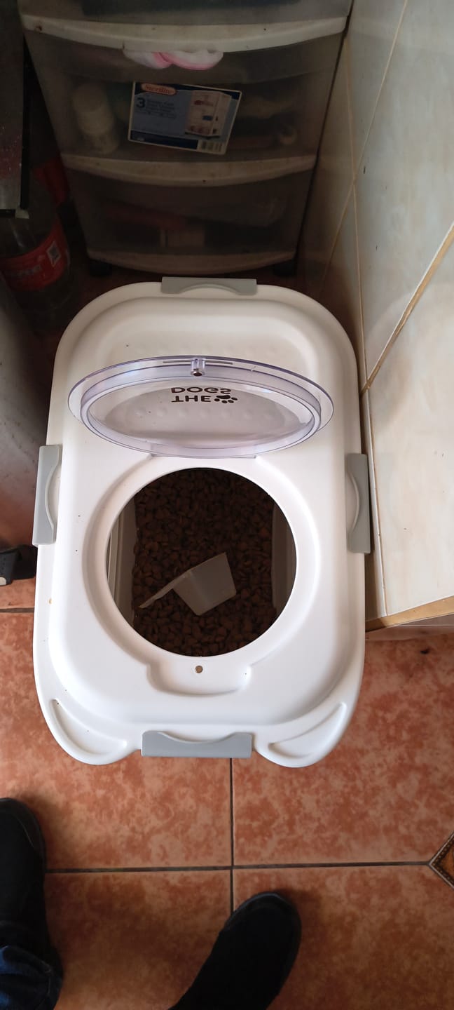 Customer photo review of Contenedor Hermético THE DOGS — Alimento fresco y sin olores