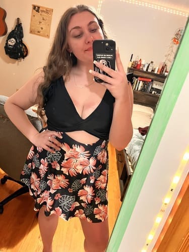 Customer photo review of Emoswim - Damen Badeanzug Rüschen Cut-Out Badekleid Bauchweg V-Ausschnitt Wickel-Bademode