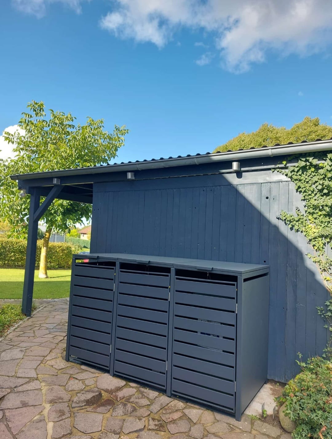Customer photo review of Moderne Mülltonnenbox MB9 | Anthrazit (RAL7016) | stabil & pulverbeschichtet | 3er-Box Lamellen