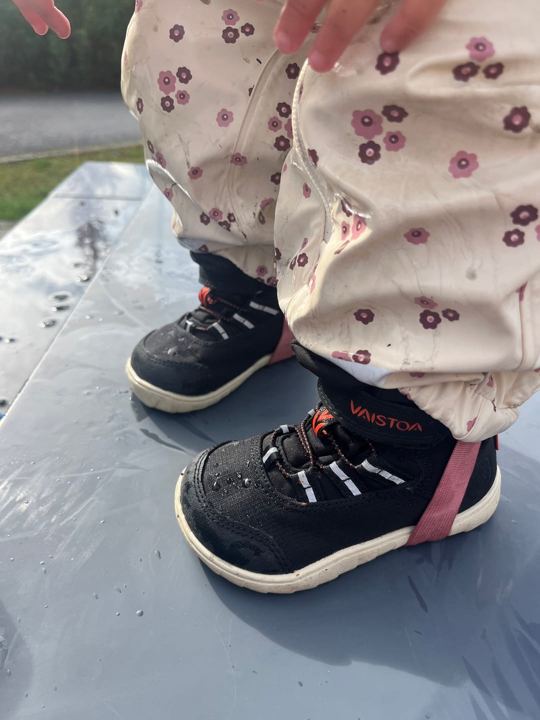 Customer photo review of Vaistoa Kaste lasten vedenpitävät paljasjalkakengät