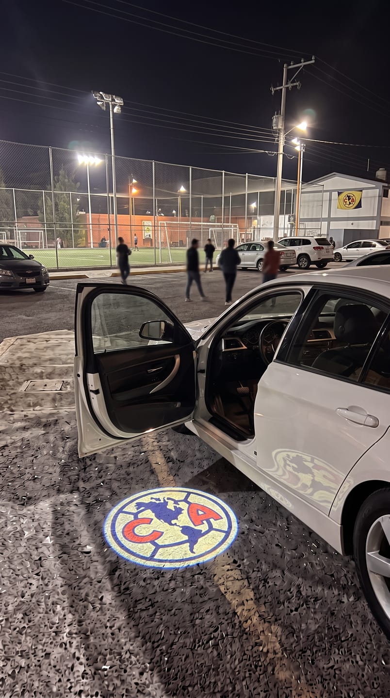 Customer photo review of Proyector para carro de equipo de futbol