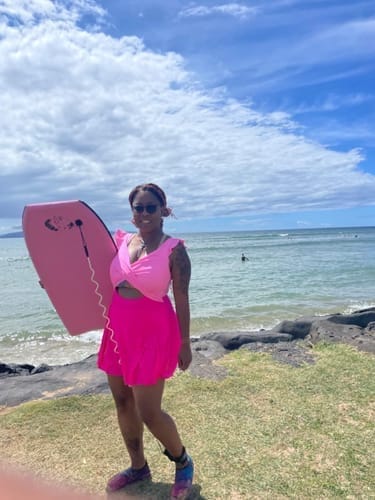 Customer photo review of Emoswim - Damen Badeanzug Rüschen Cut-Out Badekleid Bauchweg V-Ausschnitt Wickel-Bademode