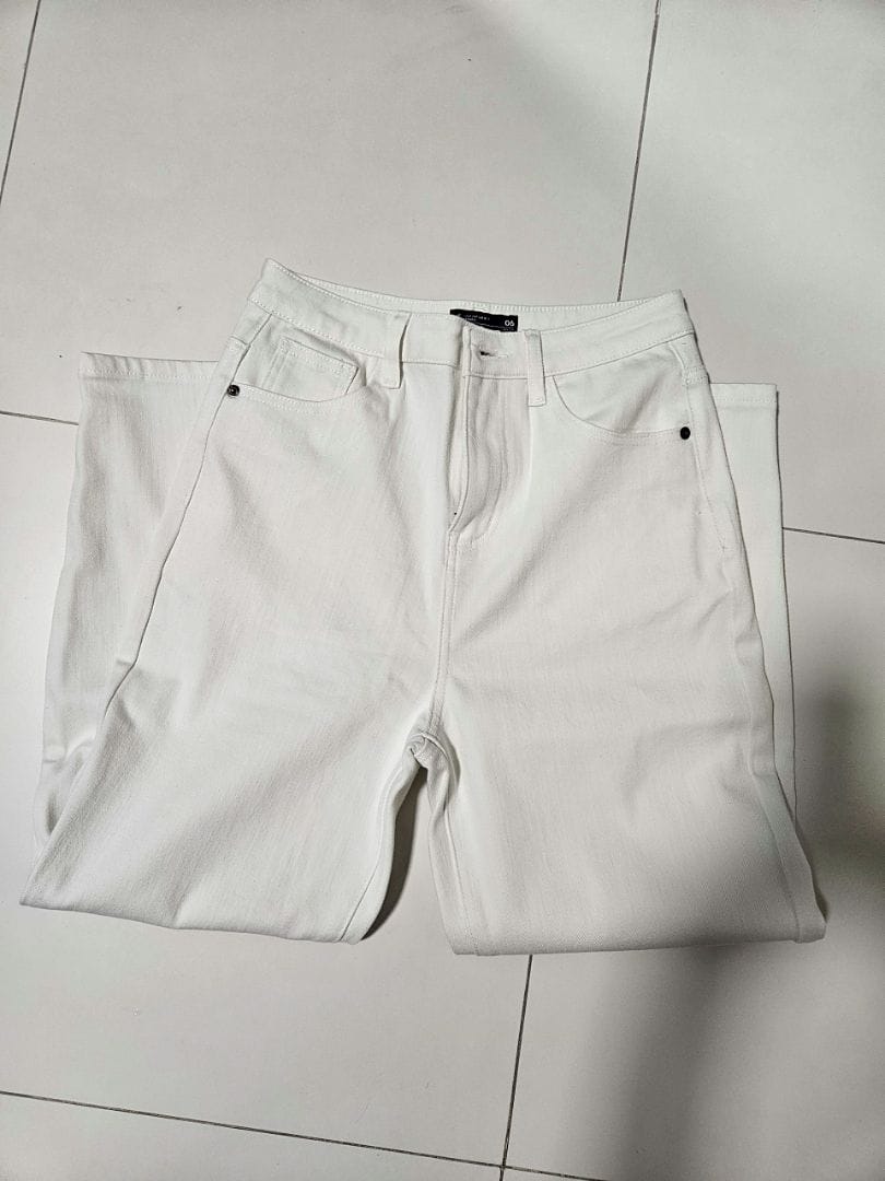 Customer photo review of BW High Waisted Ankle-Length Mom Denim Jeans