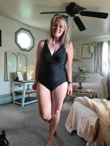 Customer photo review of Emoswim - Bauchweg Badeanzüge für Damen Schlankmachender Einteiler Bademode
