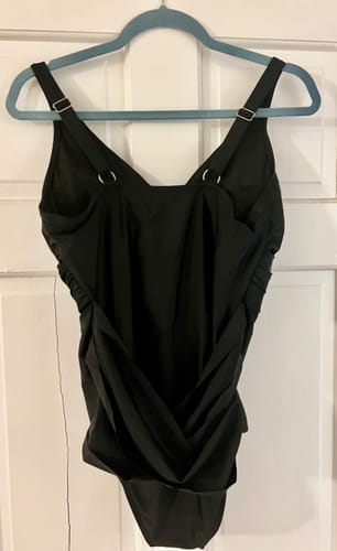Customer photo review of Emoswim - Bauchweg Badeanzüge für Damen Schlankmachender Einteiler Bademode