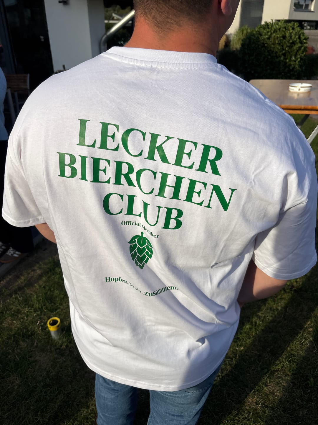 Customer photo review of Lecker Bierchen Club Rückendruck - Premium Oversized Shirt