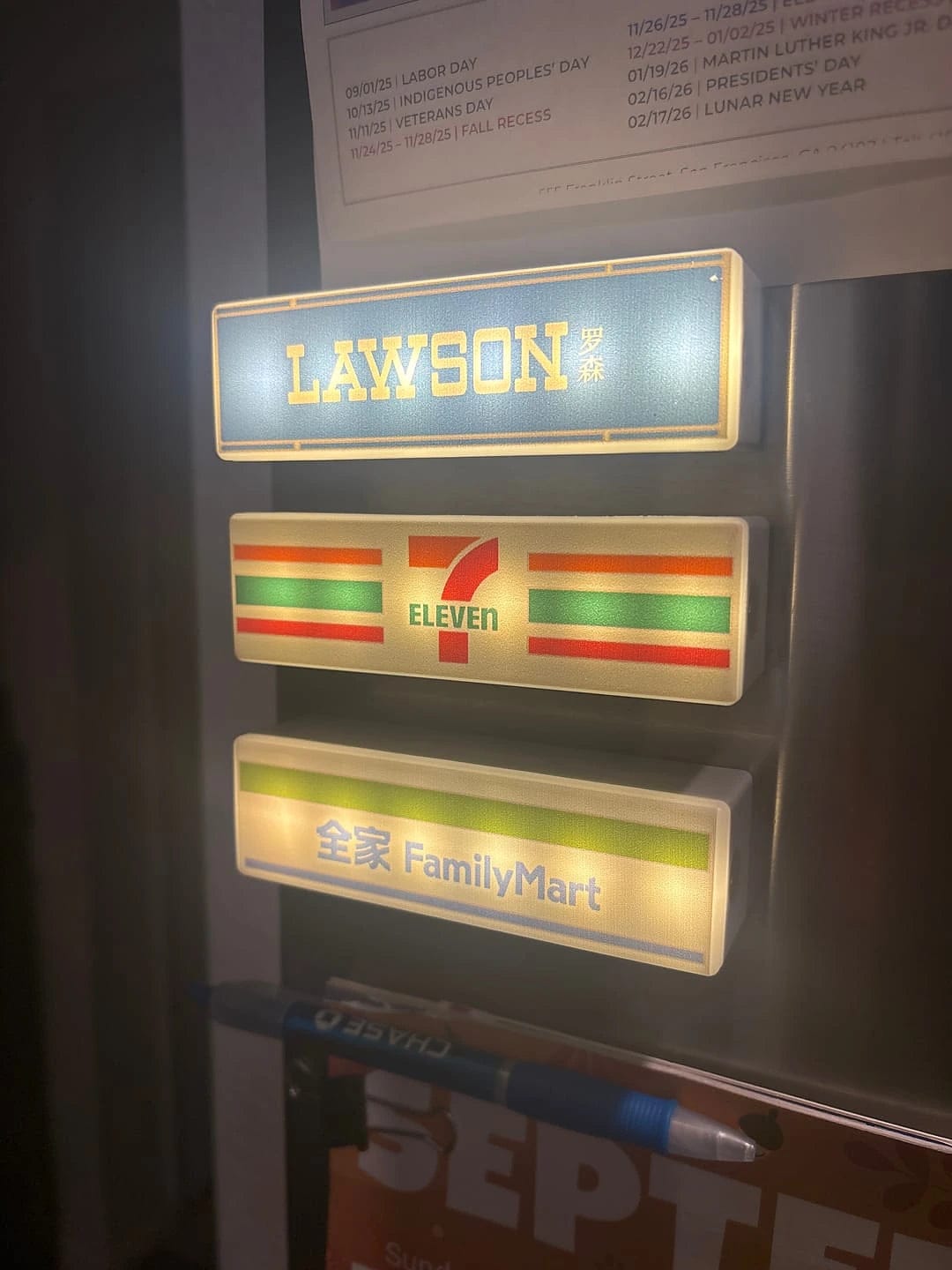 Customer photo review of Konbini Magnet-Leuchtschild