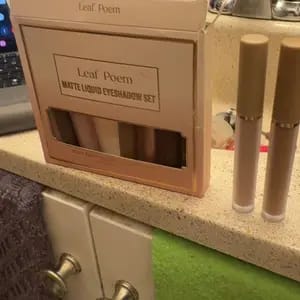 Customer photo review of Definizione Occhi 8 Colori Ombretto Liquido Opaco Impermeabile