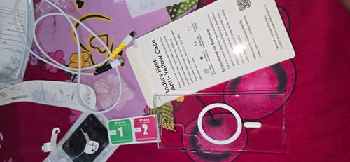 Customer's Anti Yellow MagSafe Clear Case for Samsung Galaxy S24 Ultra, with included cleaning wipes and product packaging.