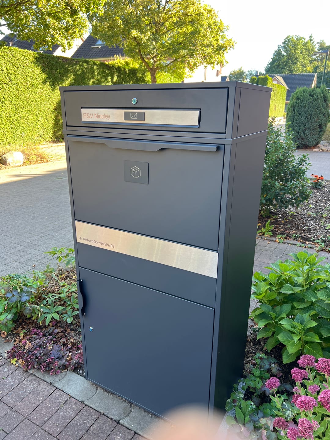 Customer photo review of XXL Paketbox mit Briefkasten | anthrazit - RAL7016 | personalisiert mit Edelstahl-Schildern