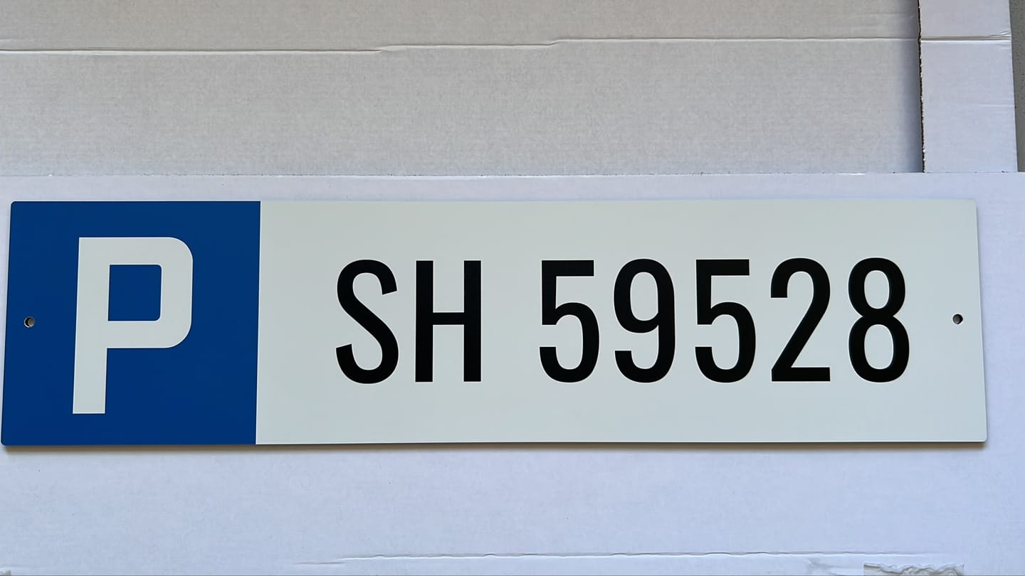Customer photo review of Selbst gestalten | Parkplatzschild mit Autonummer aus 3 mm starkem Alu-Verbund (UV- und wetterfest)