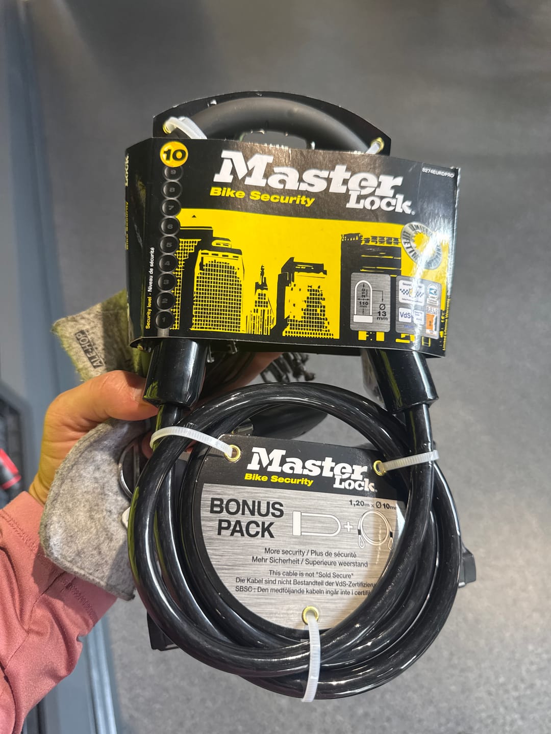 Customer photo review of Master Lock 8274 U-Lock 210/110/13mm - Black