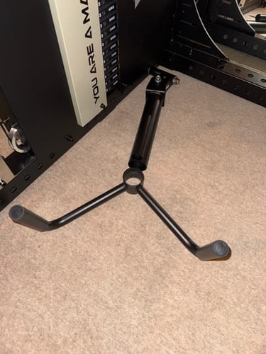 Kundenfoto des schwarzen Landmine Attachments auf dem Boden vor einer Kraftstation