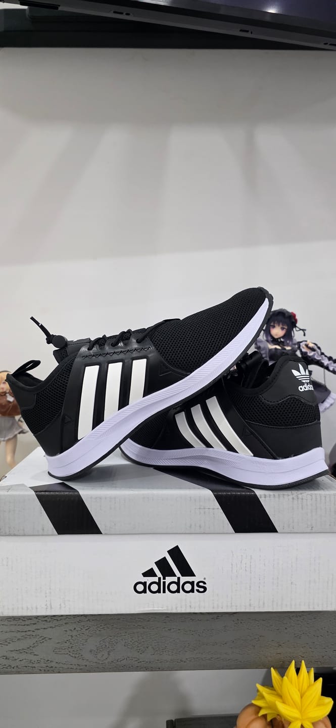 Customer photo review of Paq 6 Pares Tenis 018 Negro Blanco 25/28.5