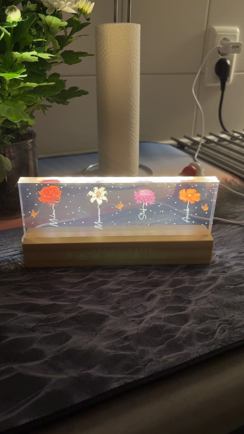 Customer photo review of Oma's Tuin - Gepersonaliseerd LED-display met bloemen en namen