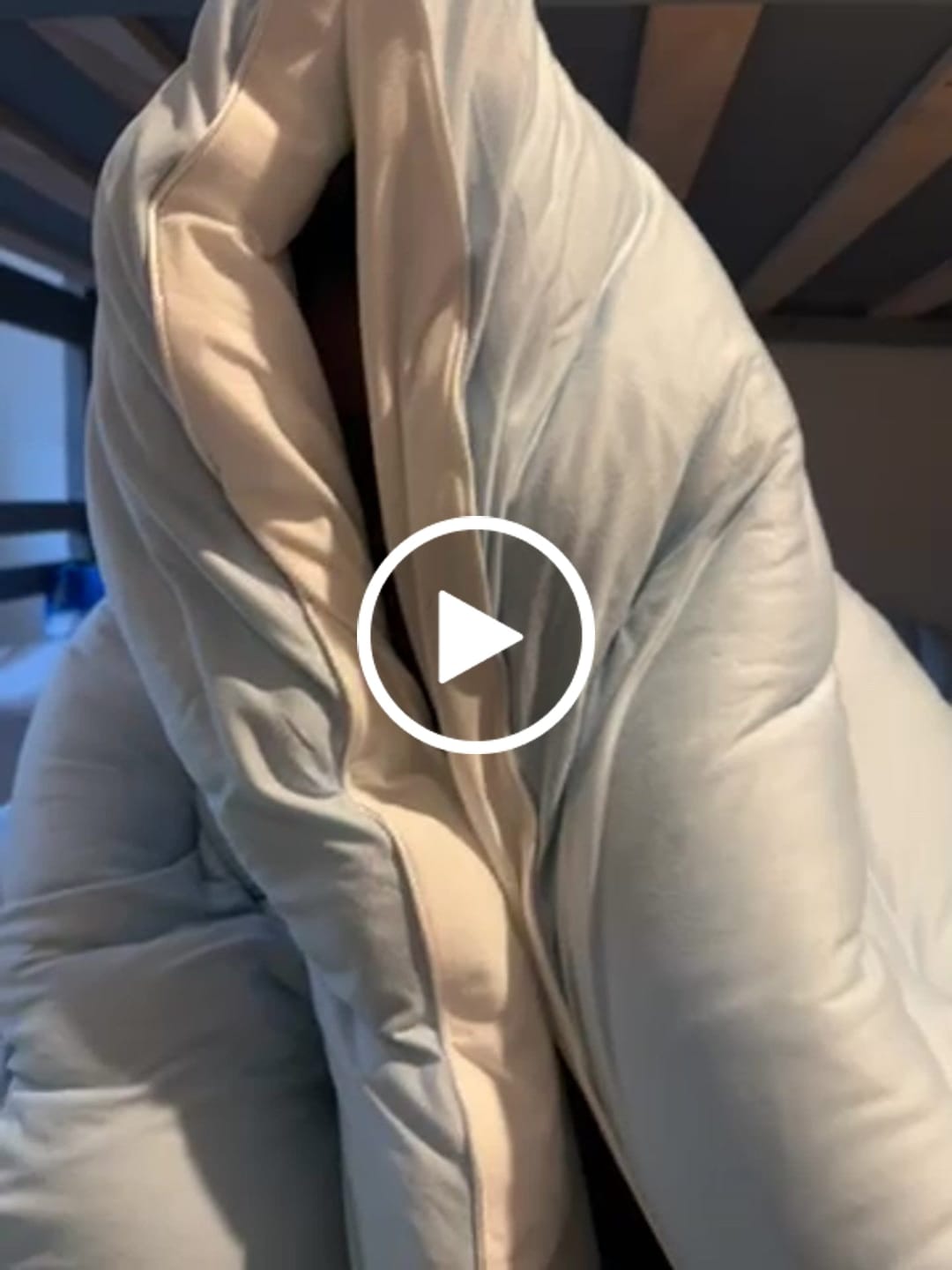 Customer video review of MarshMellow Comforter