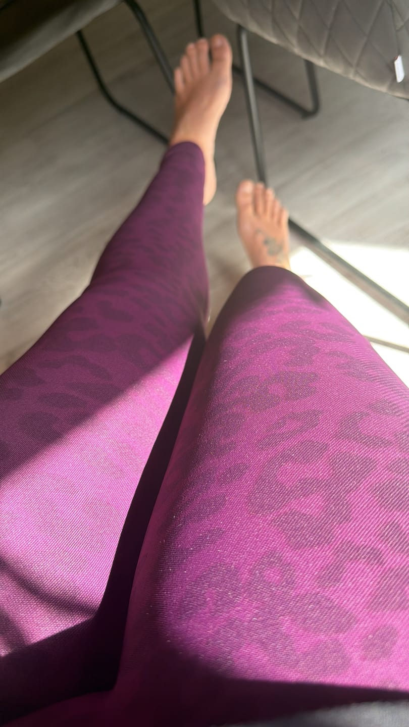 Customer photo review of MOTION LEO MID WAIST SCRUNCH LEGGINGS V2