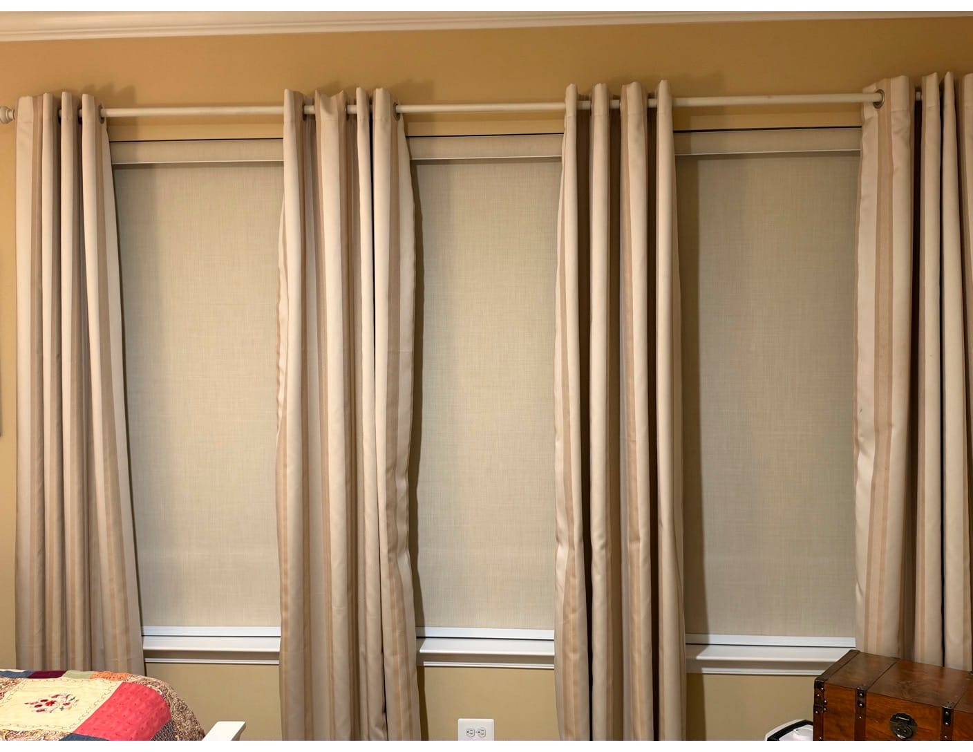 Customer photo review of SmartWings Motorized Roller Shades 100% Blackout Vigor