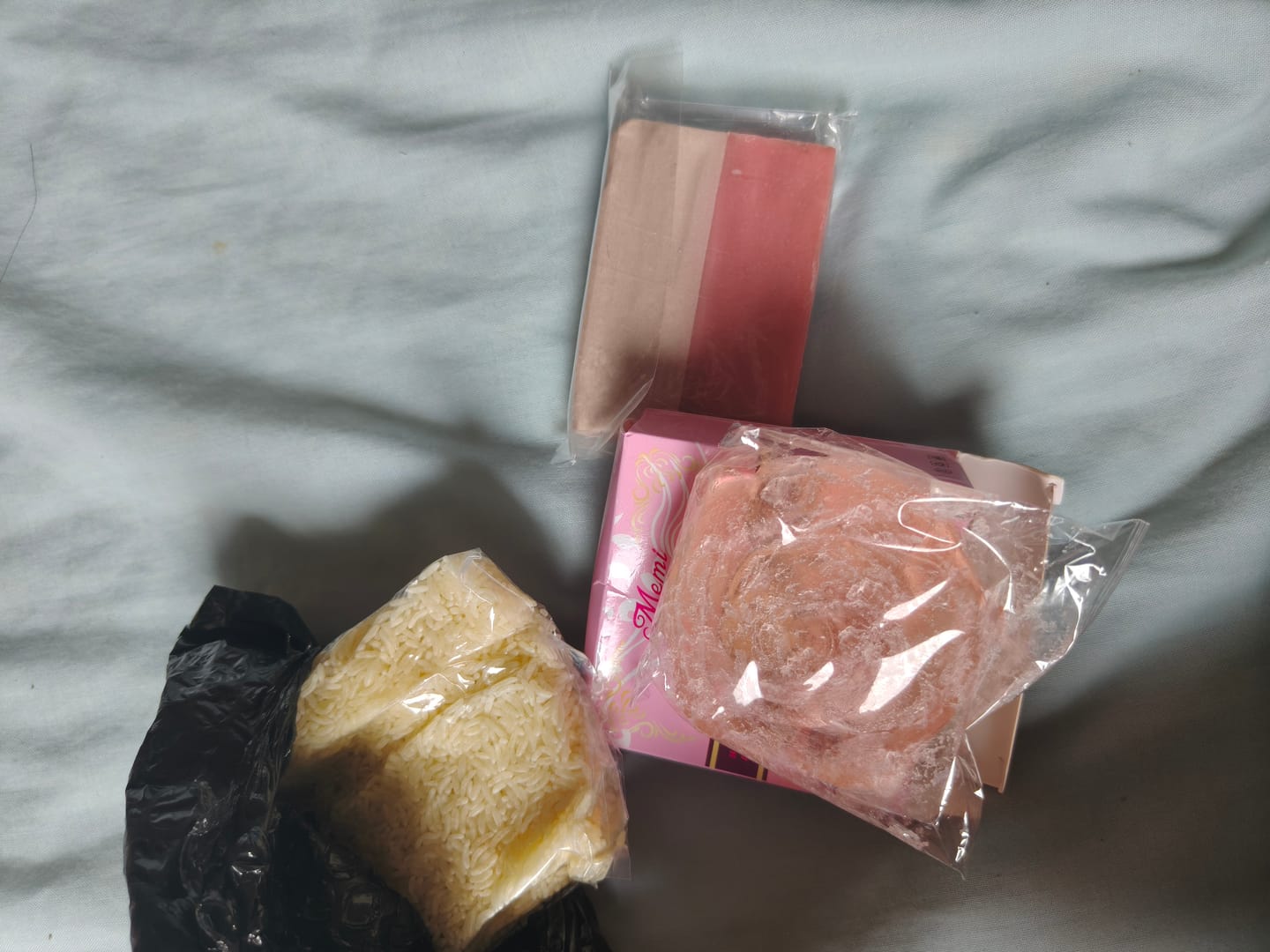 Customer photo review of Kavouge Bleaching Soap Whitening Booster Niacinamide Face & Body Care Cleaning Arbutin Licorice Extract