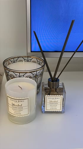 Customer's Istanbul Golden Hour geurkaars naast een diffuser op een witte ondergrond.