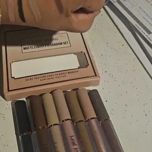 Customer photo review of Definizione Occhi 8 Colori Ombretto Liquido Opaco Impermeabile