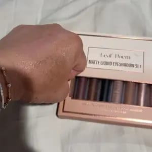 Customer photo review of Definizione Occhi 8 Colori Ombretto Liquido Opaco Impermeabile
